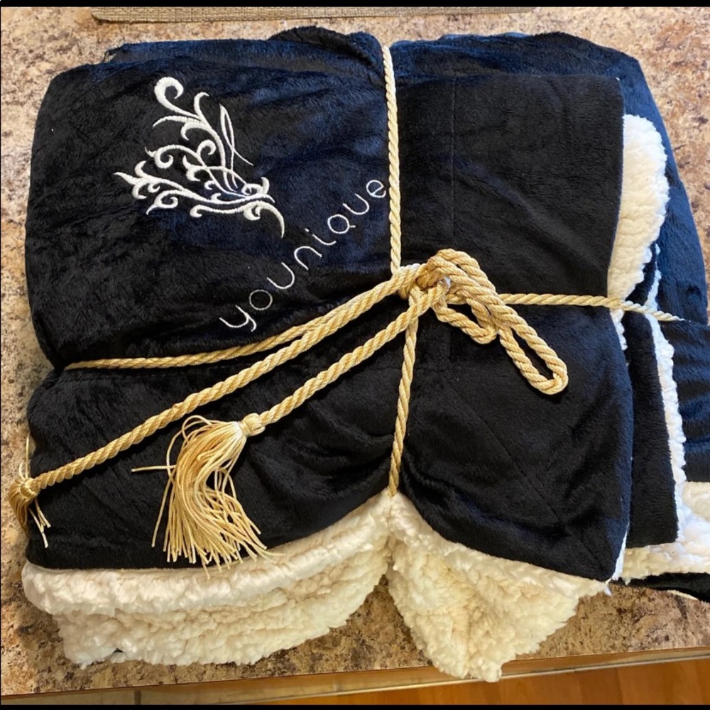 Younique Presenters Blanket Throw